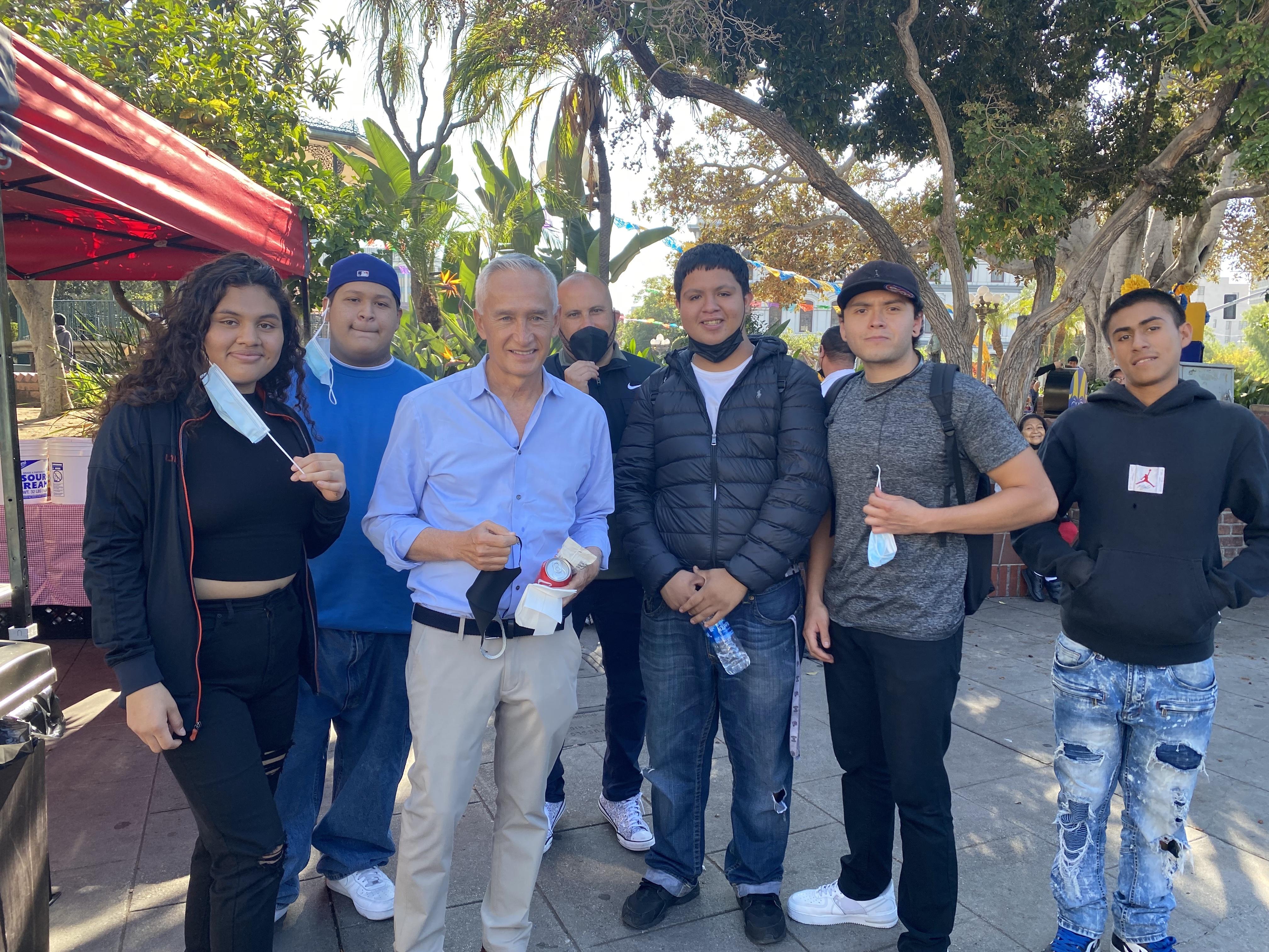 Students pose with journalist Jorge Ramos